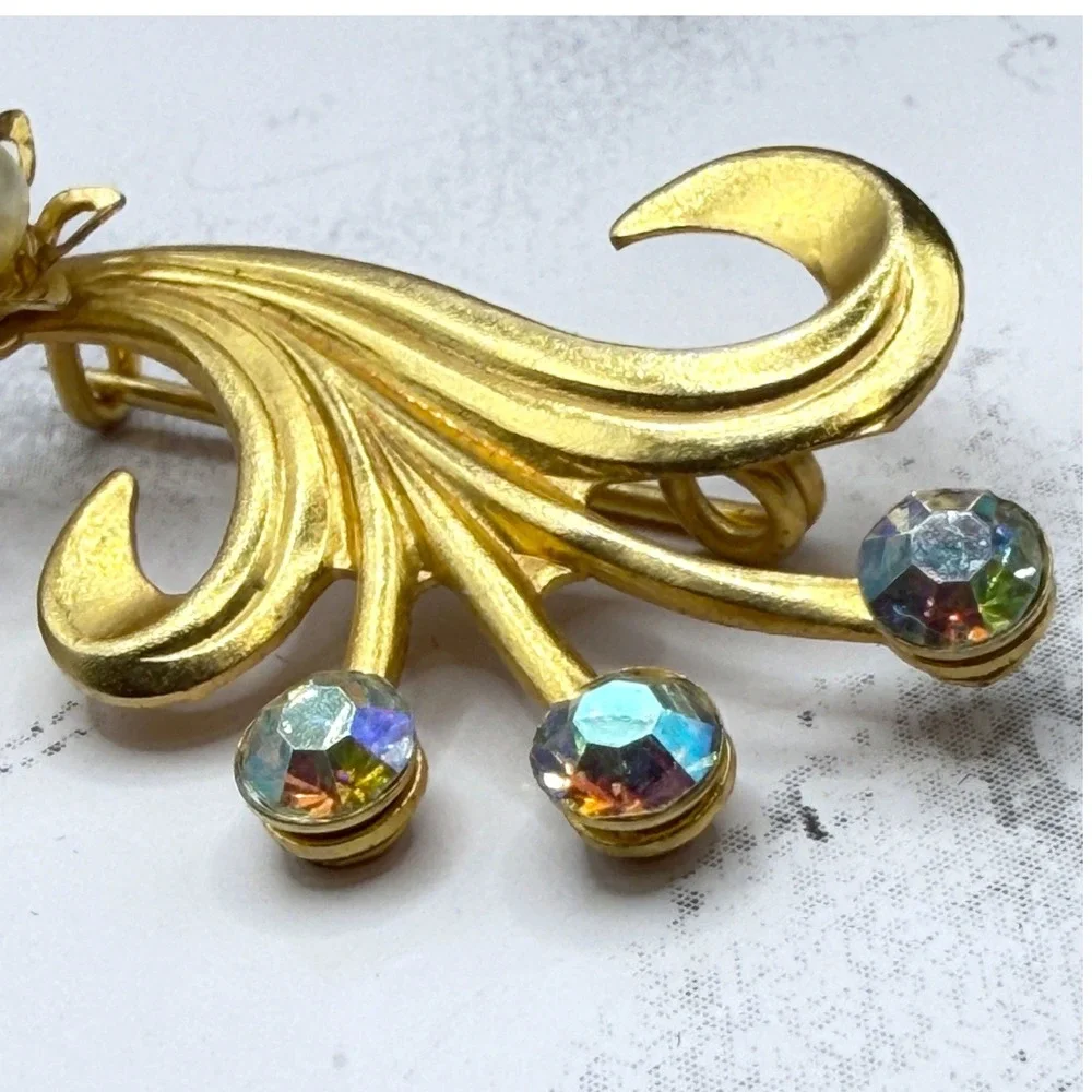 Vintage Gold Floral Spray Brooch AB Rhinestones Pearl Religious Charm‎ Pin